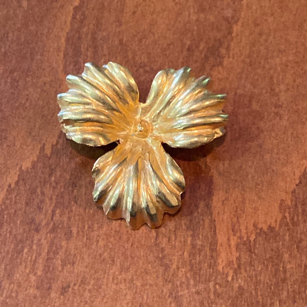 Vntg Lanvin Paris gold plated trillium flower brooch. 1960s - 1980s.